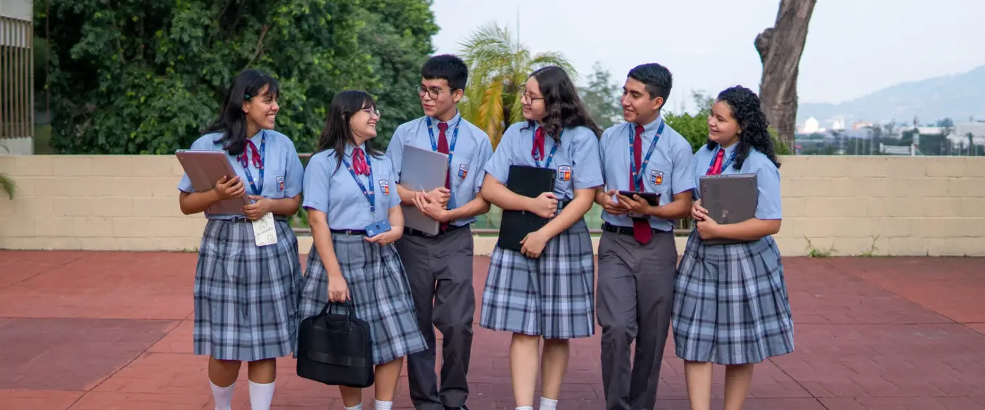 Estudiantes de Bachillerato en el patio