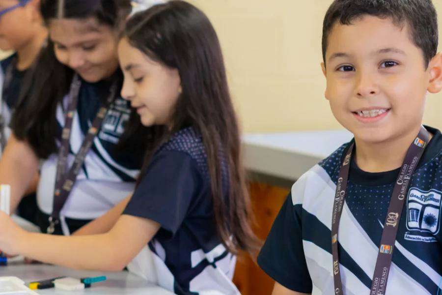 Alumnos de Básica armando proyectos de robótica en clase