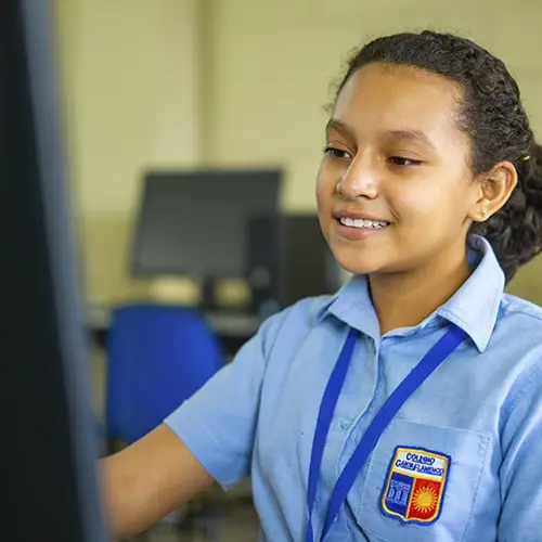 Alumna sonriendo en clase