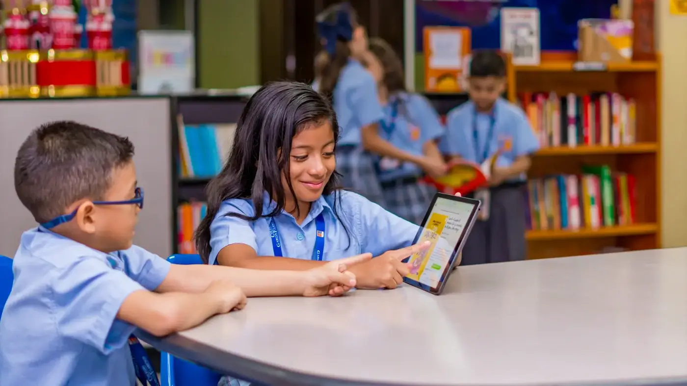 Alumnos de Básica con tableta