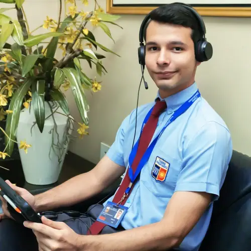 Estudiante con audífonos en clase de inglés