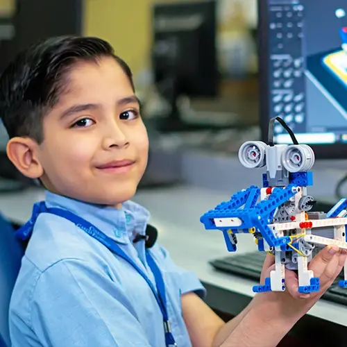 Alumno mostrando su robot