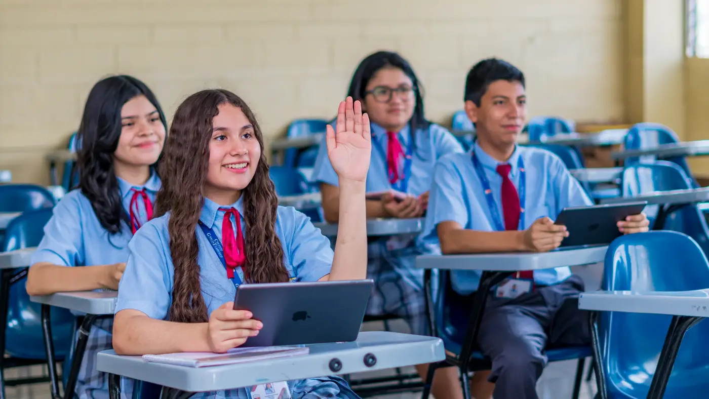 Estudiantes de Bachillerato levantando la mano en clase