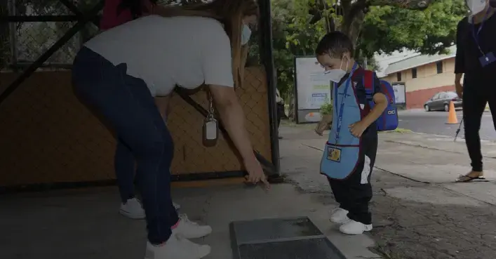Enfermera atendiendo a un alumno