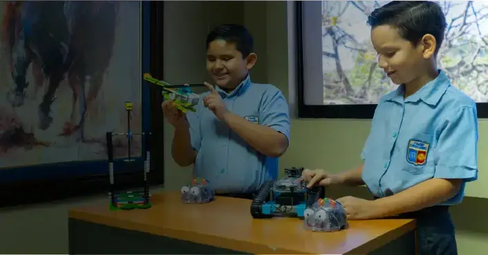 Alumnos armando robots