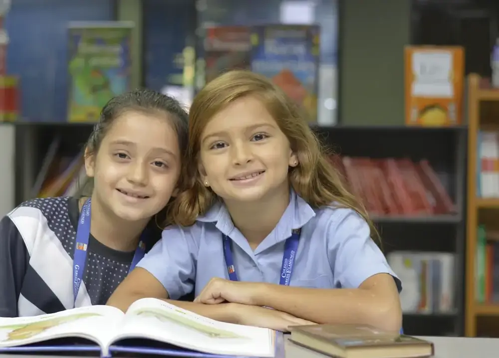 Dos alumnas leyendo en la biblioteca