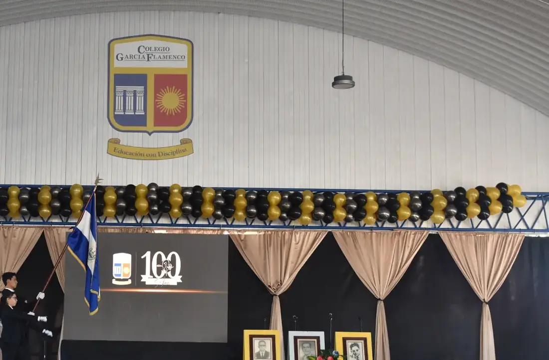 Acto del centenario en el auditorio del colegio